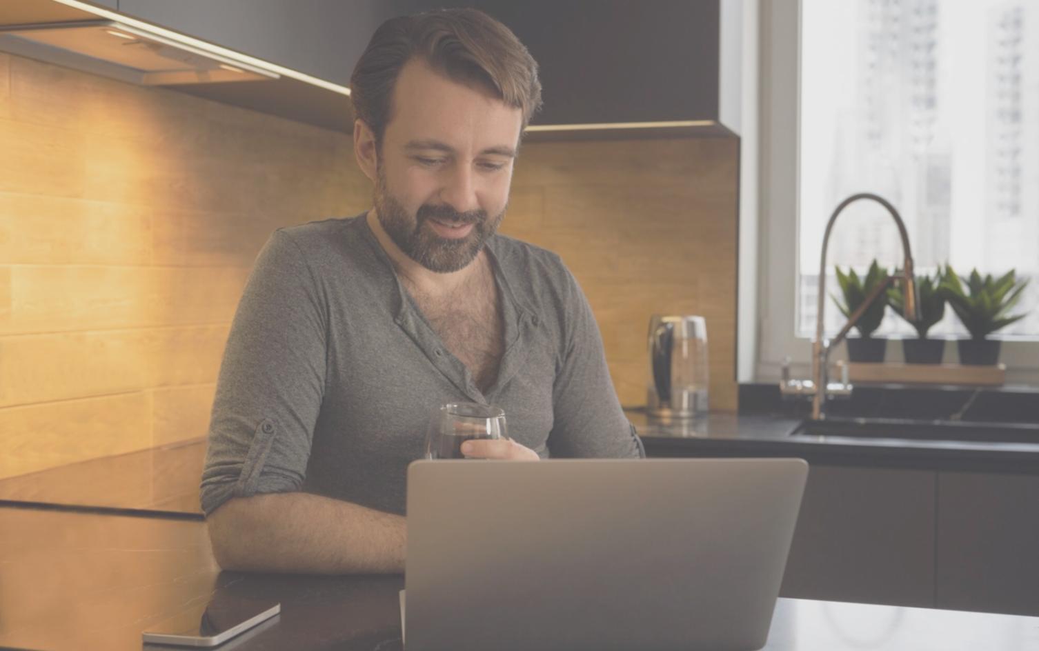 Grupo de personas colaborando en sesión de aprendizaje financiero